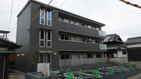 セレナ 710の物件外観写真